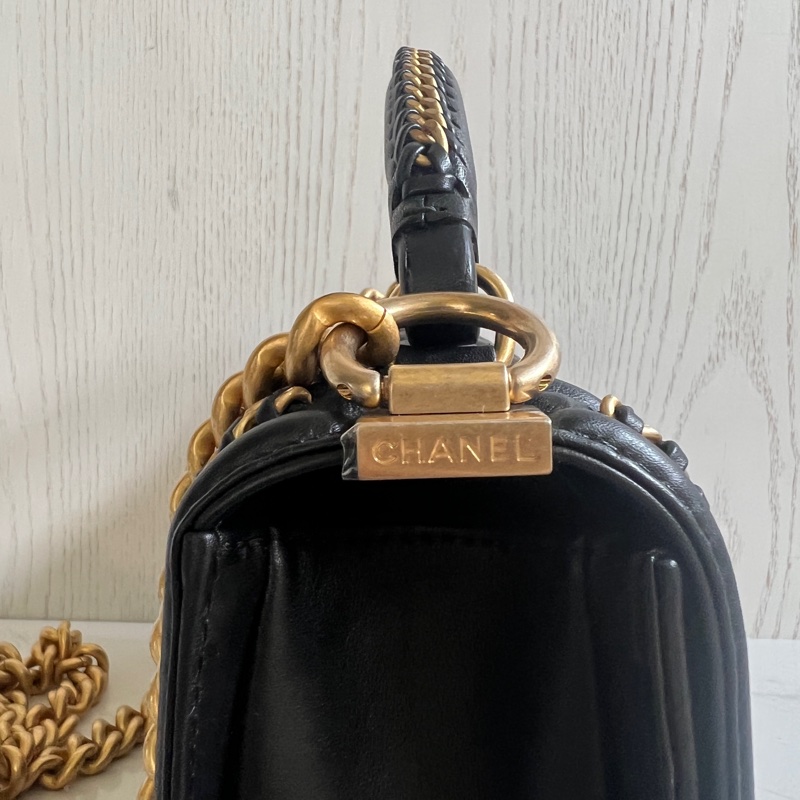 CHANEL Old Medium Boy 25 cm 頂部提手小牛皮 黑色 金、釦錬-25