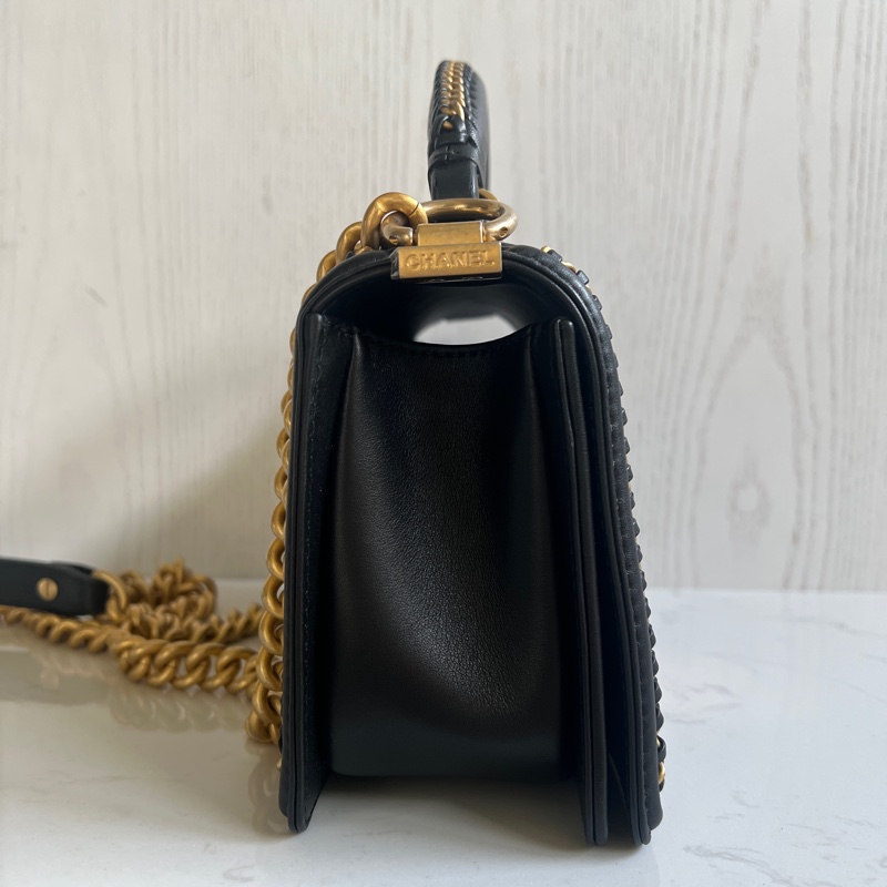 CHANEL Old Medium Boy 25 cm 頂部提手小牛皮 黑色 金、釦錬-26