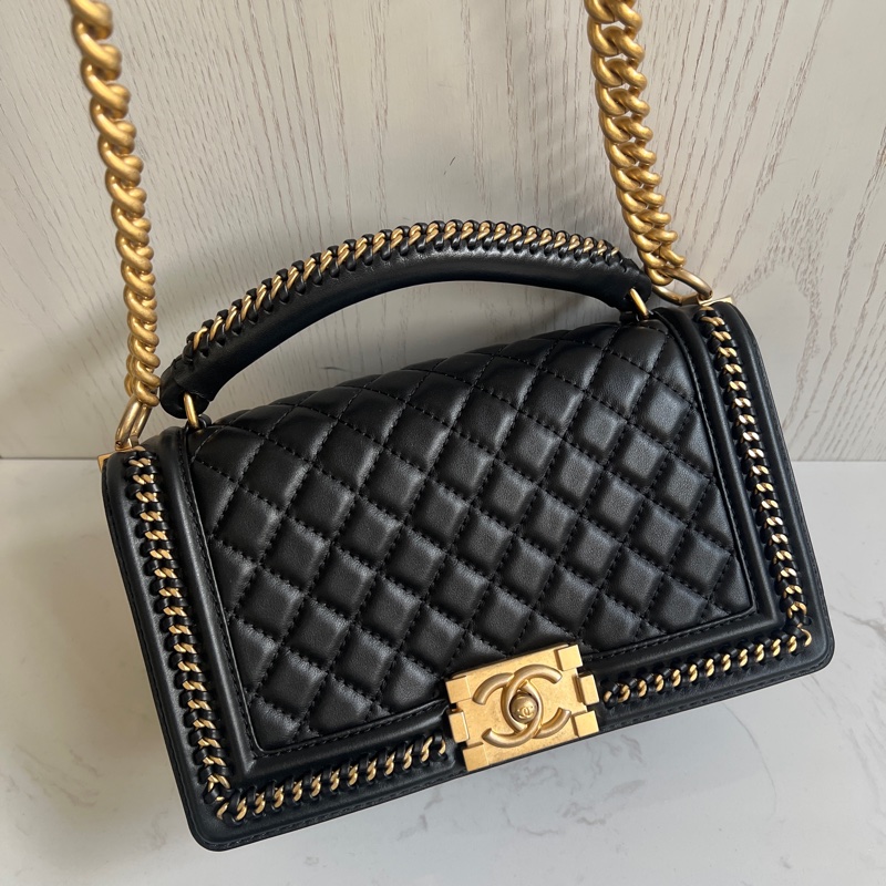 CHANEL Old Medium Boy 25 cm 頂部提手小牛皮 黑色 金、釦錬-27