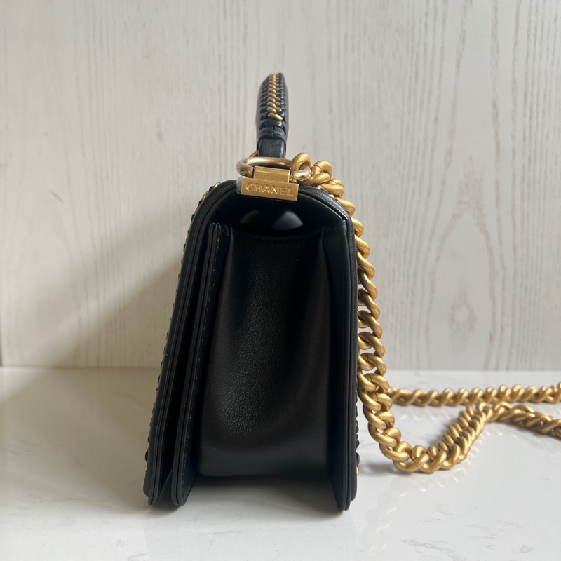CHANEL Old Medium Boy 25 cm 頂部提手小牛皮 黑色 金、釦錬-29