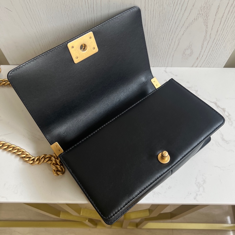 CHANEL Old Medium Boy 25 cm 頂部提手小牛皮 黑色 金、釦錬-30