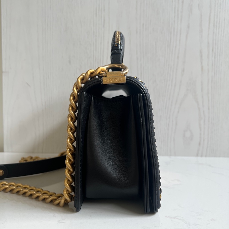 CHANEL Old Medium Boy 25 cm 頂部提手小牛皮 黑色 金、釦錬-33