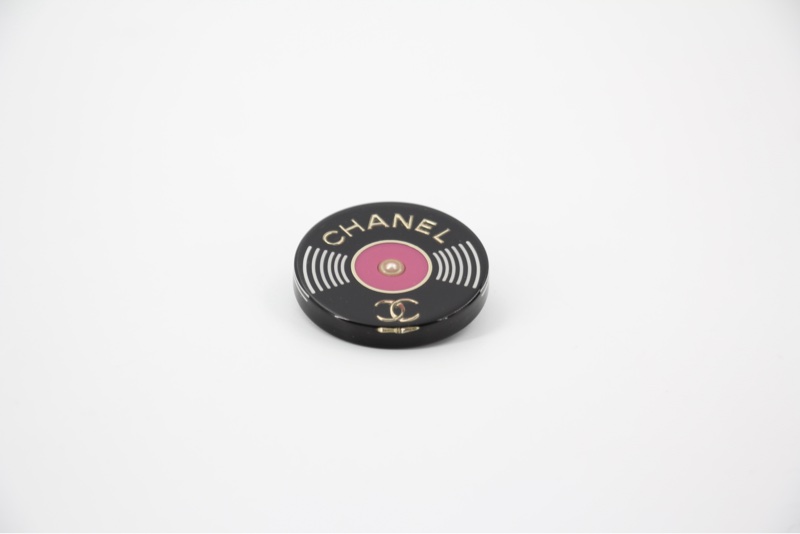 Chanel D20P樹脂黑膠唱片胸針-1