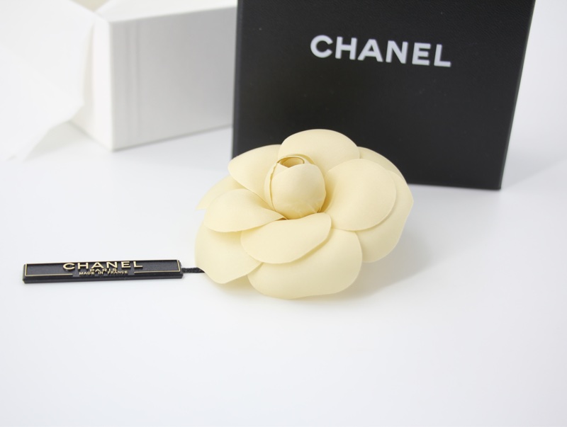 Chanel Vintage 81-85布料米色山茶花胸針-1
