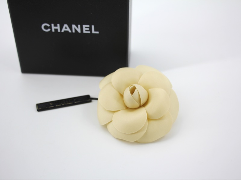 Chanel Vintage 81-85布料米色山茶花胸針-3
