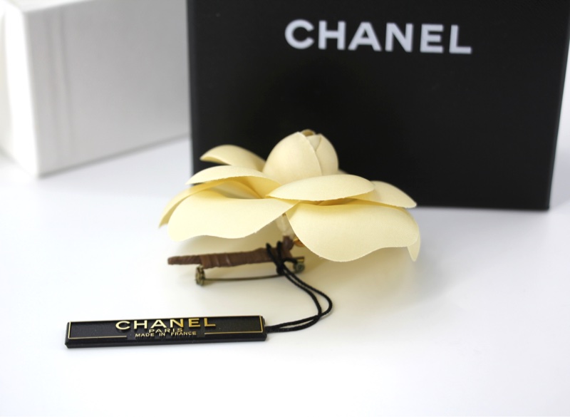 Chanel Vintage 81-85布料米色山茶花胸針-4