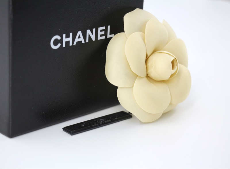 Chanel Vintage 81-85布料米色山茶花胸針-5