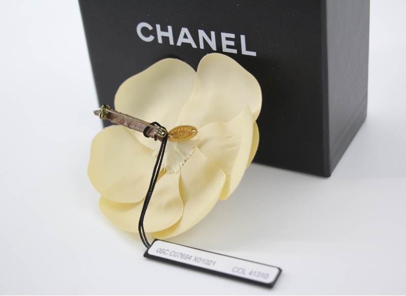 Chanel Vintage 81-85布料米色山茶花胸針-6
