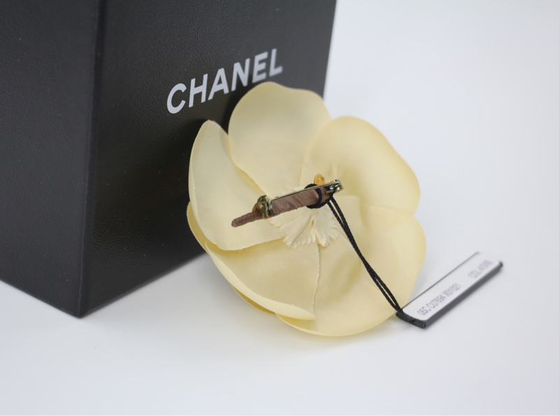 Chanel Vintage 81-85布料米色山茶花胸針-7