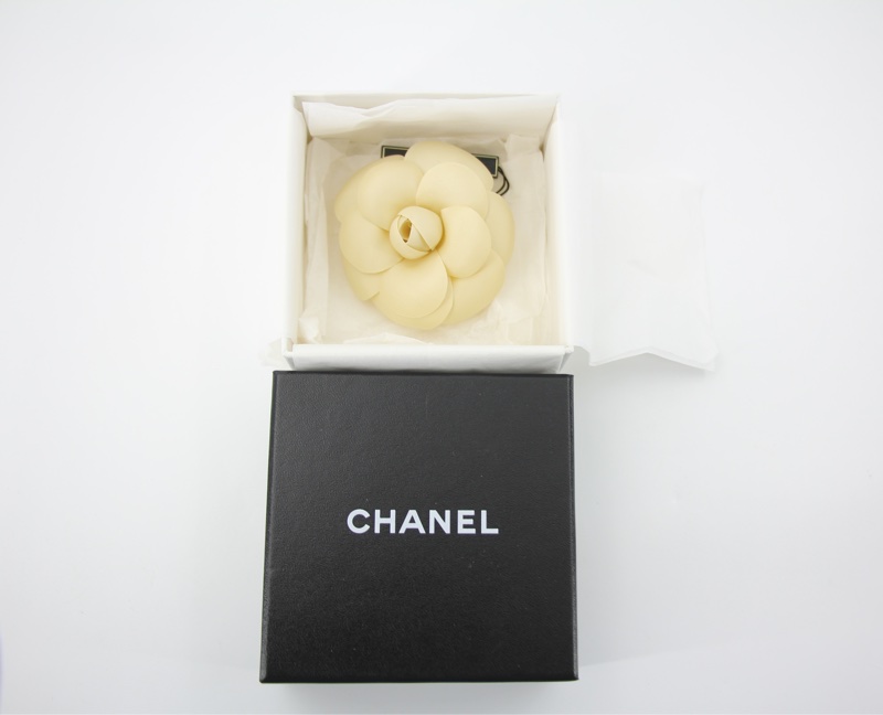 Chanel Vintage 81-85布料米色山茶花胸針-8