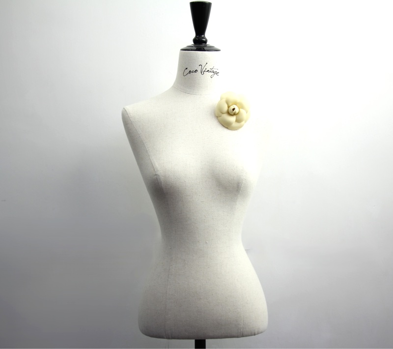 Chanel Vintage 81-85布料米色山茶花胸針-9