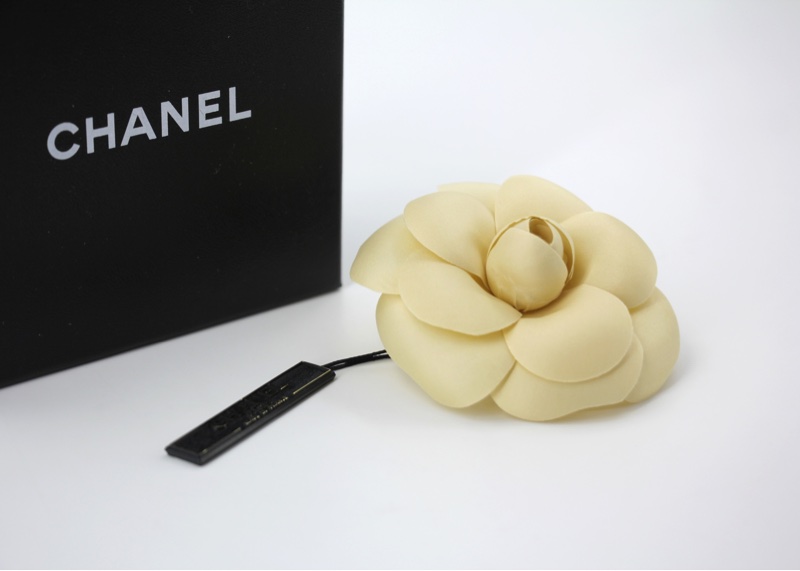 Chanel Vintage 81-85布料米色山茶花胸針-10