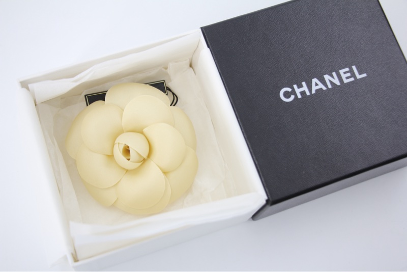 Chanel Vintage 81-85布料米色山茶花胸針-11