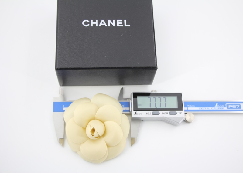 Chanel Vintage 81-85布料米色山茶花胸針-13