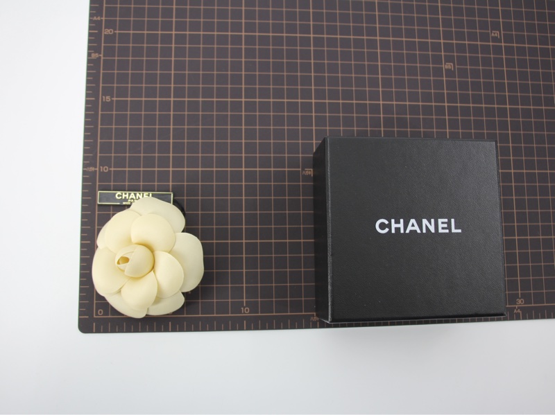 Chanel Vintage 81-85布料米色山茶花胸針-14