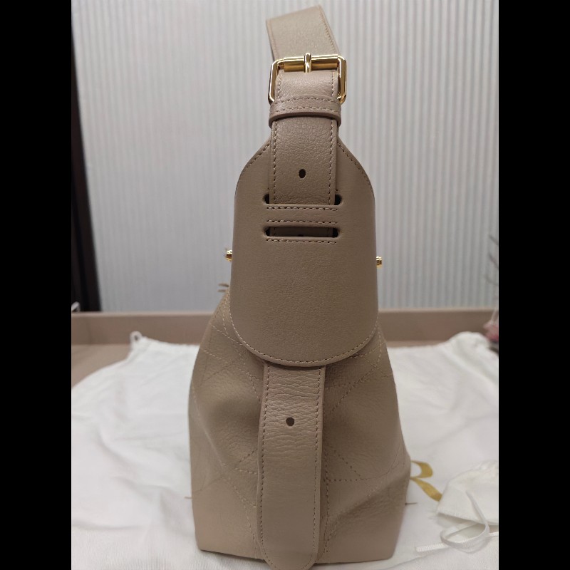 Dior Voyage 大型藤格紋圖案顆粒小牛皮包-13