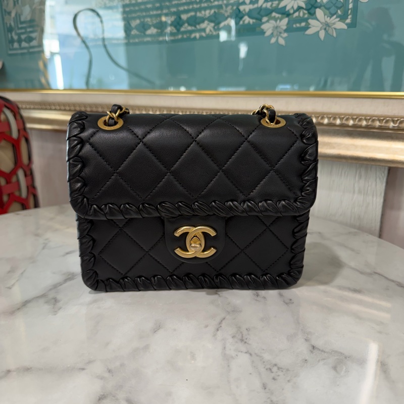 Chanel 黑羊皮菱格紋編織邊金釦肩斜背包AS2495-0