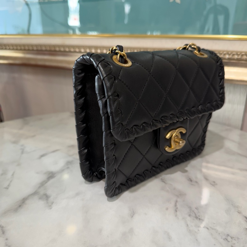 Chanel 黑羊皮菱格紋編織邊金釦肩斜背包AS2495-2