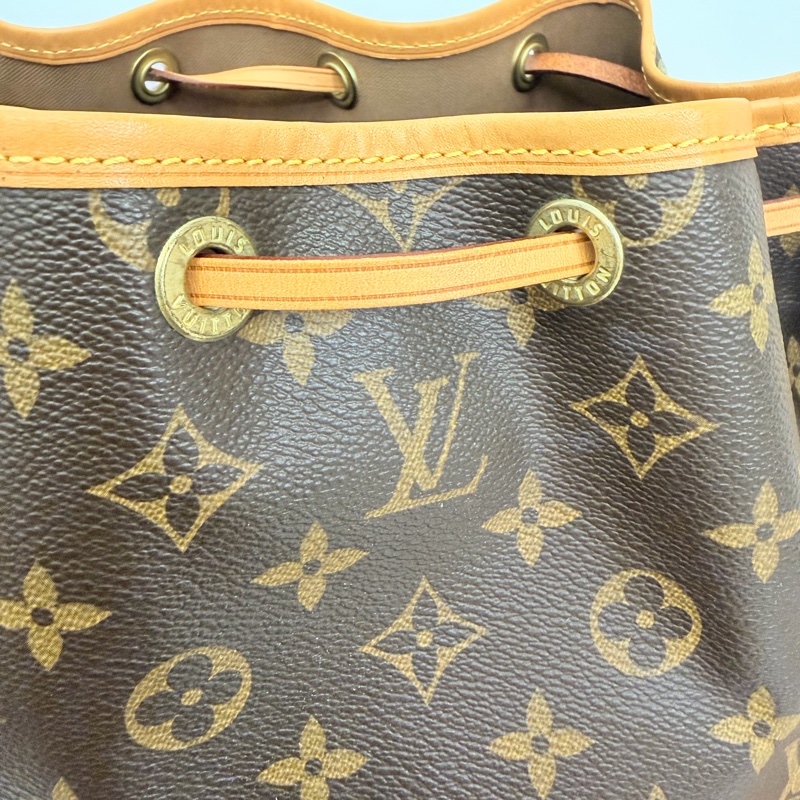 LV 原花金釦束口水桶包-17
