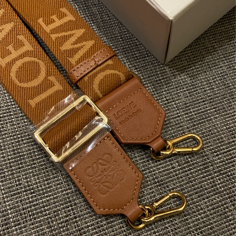 LOEWE 焦糖色緹花金扣伸縮背帶-1