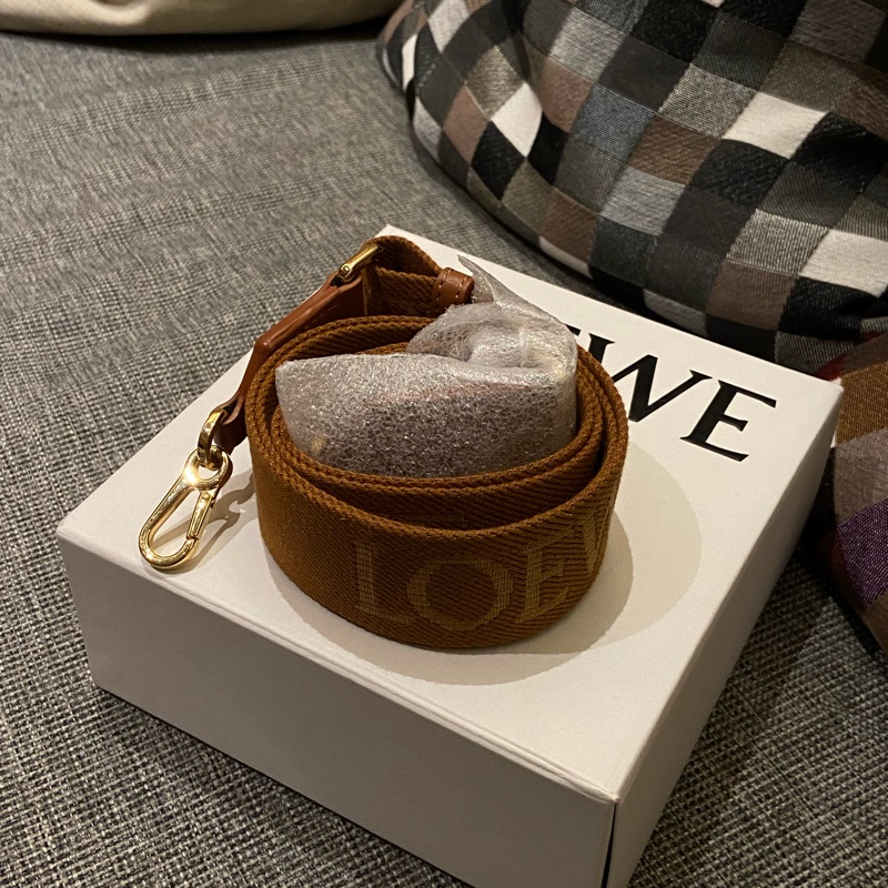 LOEWE 焦糖色緹花金扣伸縮背帶-4