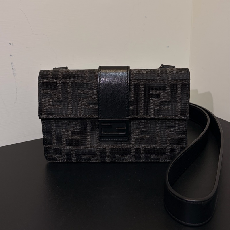 Fendi 9.5成新 Mini baguette斜背包-6