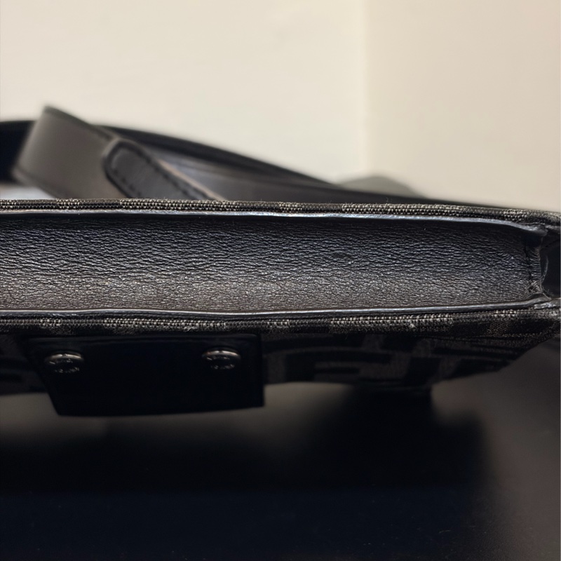 Fendi 9.5成新 Mini baguette斜背包-9