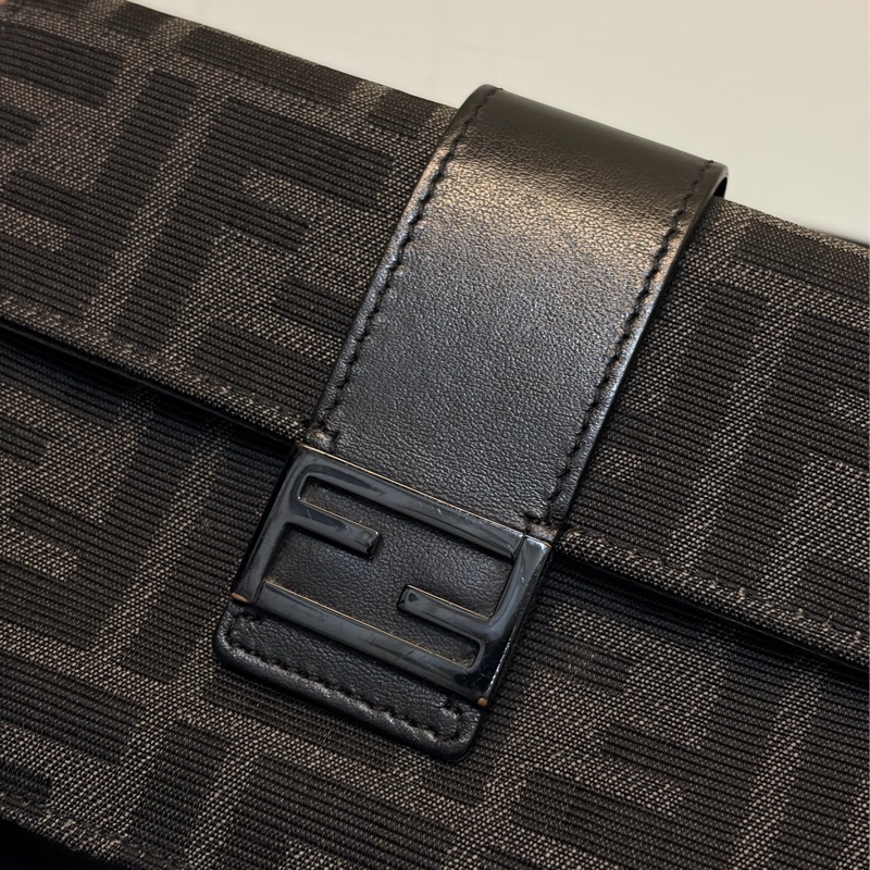 Fendi 9.5成新 Mini baguette斜背包-11