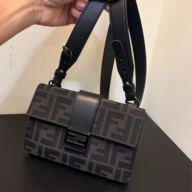 Fendi 9.5成新 Mini baguette斜背包-13