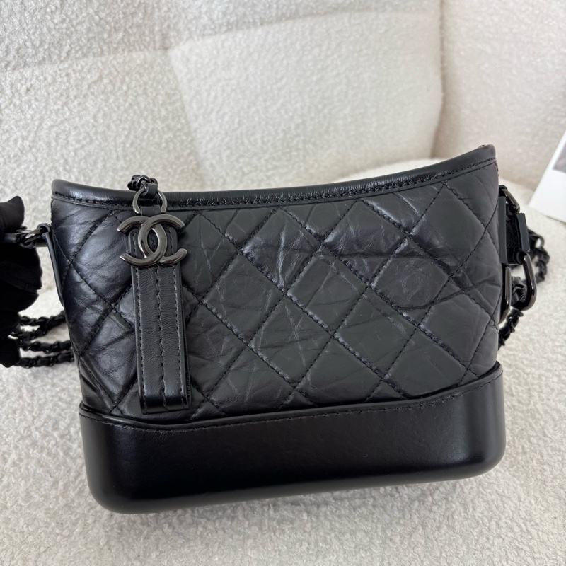 Chanel • Gabrielle 經典全黑牛皮流浪包 So Black 小號 有卡-3