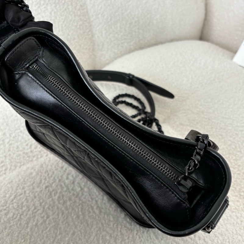 Chanel • Gabrielle 經典全黑牛皮流浪包 So Black 小號 有卡-17