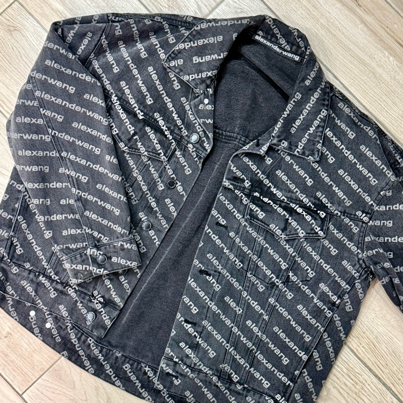 Alexander Wang 滿版Logo黑灰色短板牛仔單寧外套 尺碼L-3