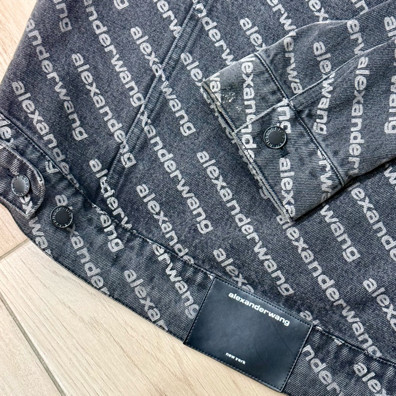 Alexander Wang 滿版Logo黑灰色短板牛仔單寧外套 尺碼L-6