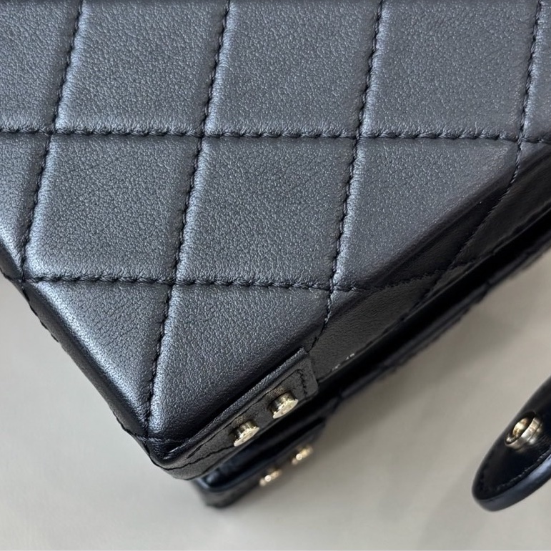 【近新閒置品】香奈兒 Chanel 22B黑金化妝盒子包芯片款手提斜挎側背包鏈條包-9