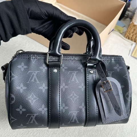 Lv黑武士Keepall25 芯片款 銀扣 25*14*10 99新肩帶塵袋
