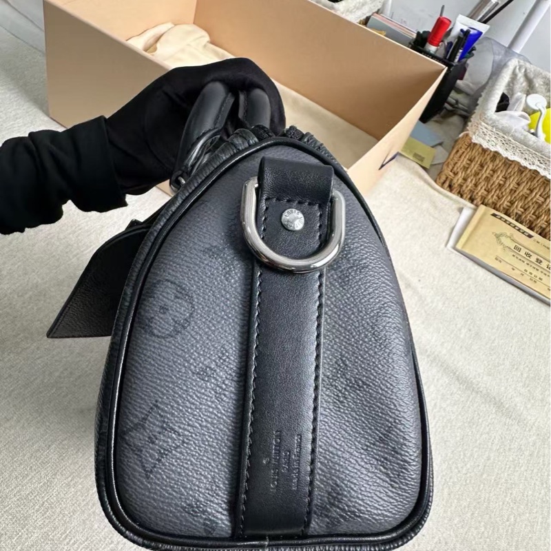 Lv黑武士Keepall25 芯片款 銀扣 25*14*10 99新肩帶塵袋-1
