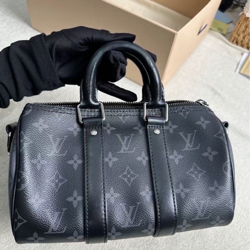 Lv黑武士Keepall25 芯片款 銀扣 25*14*10 99新肩帶塵袋-2
