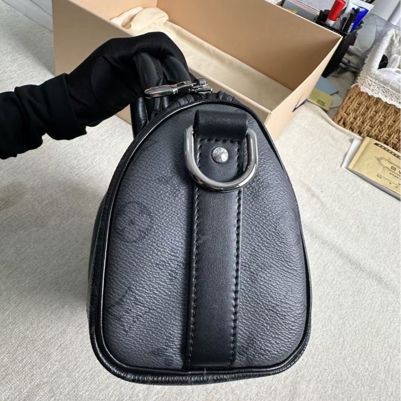 Lv黑武士Keepall25 芯片款 銀扣 25*14*10 99新肩帶塵袋-3