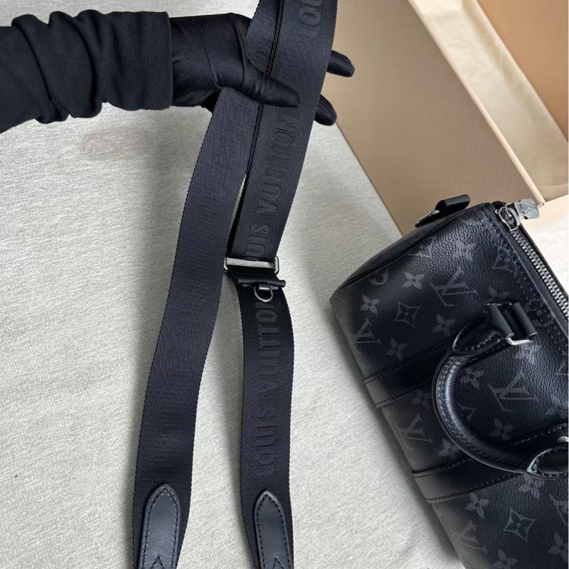 Lv黑武士Keepall25 芯片款 銀扣 25*14*10 99新肩帶塵袋-7