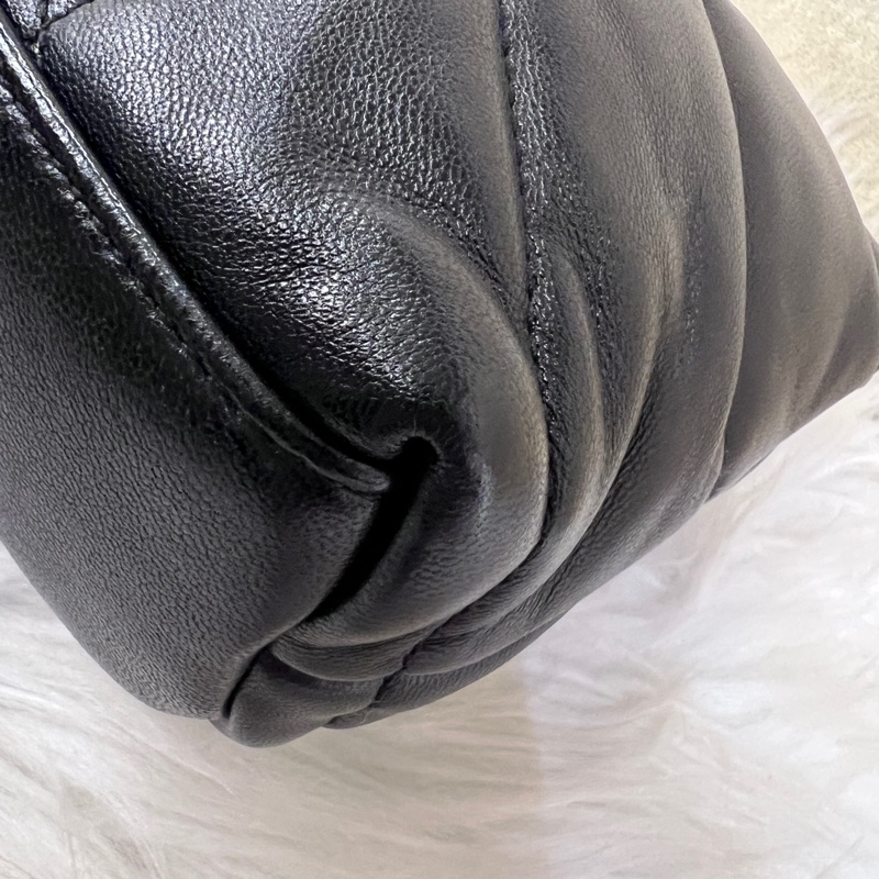 YSL 黑羊皮金釦Puffer Mini信封下蓋肩斜背包-9