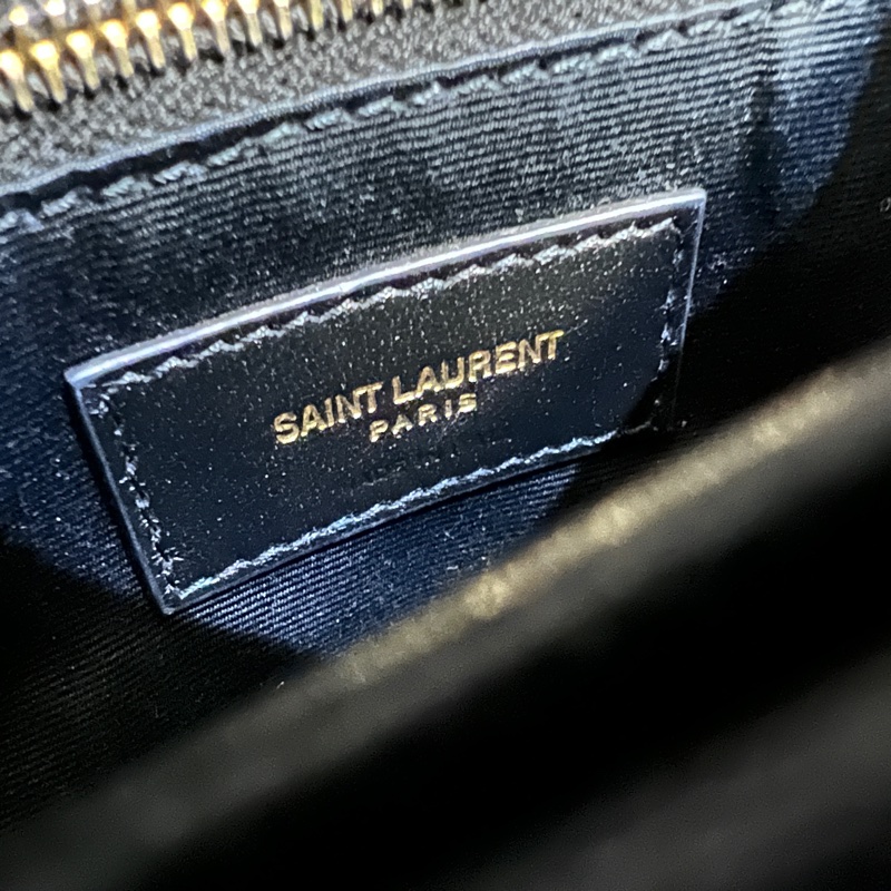 YSL 黑羊皮金釦Puffer Mini信封下蓋肩斜背包-13