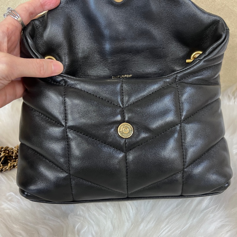 YSL 黑羊皮金釦Puffer Mini信封下蓋肩斜背包-15