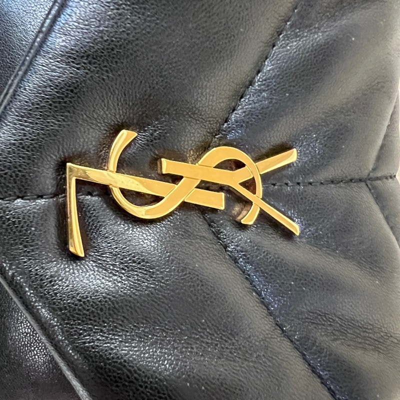 YSL 黑羊皮金釦Puffer Mini信封下蓋肩斜背包-16