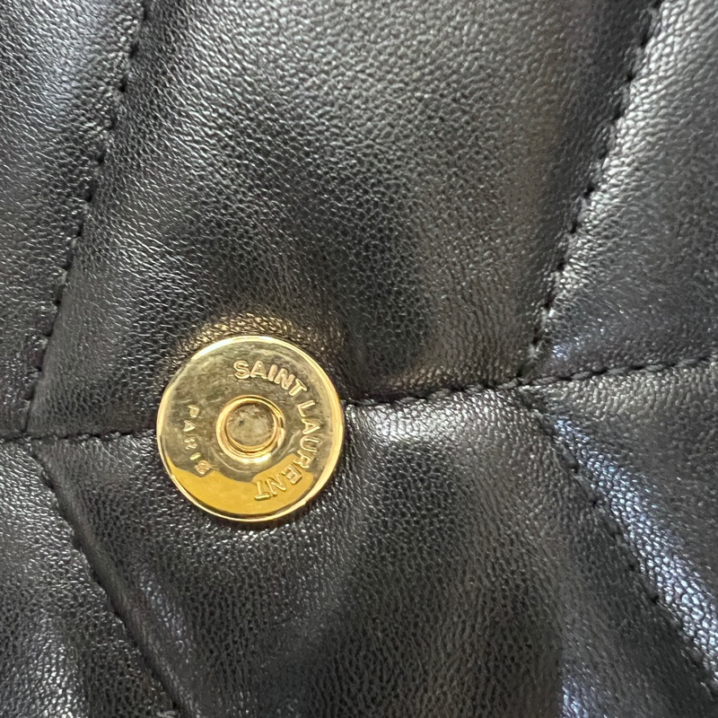 YSL 黑羊皮金釦Puffer Mini信封下蓋肩斜背包-18
