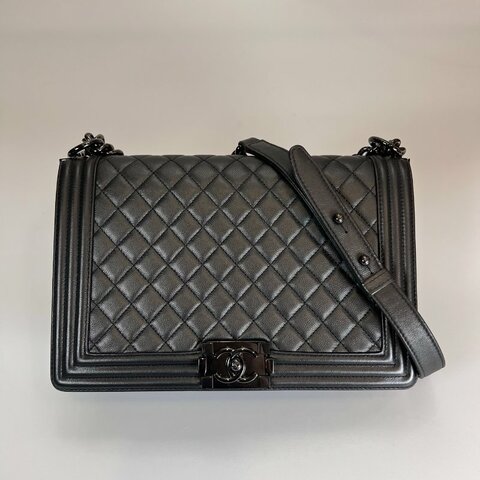 CHANEL BOY28 牛皮季節款側肩包 黑 保卡款24開