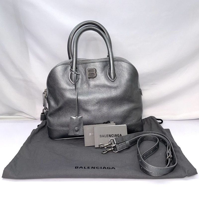 BALENCIAGA 巴黎世家 Ville 系列銀灰色顆粒小牛皮立體 B Logo 兩用保齡球包 PROJECTOR 672626-2