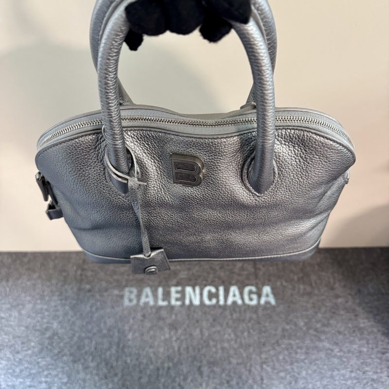 BALENCIAGA 巴黎世家 Ville 系列銀灰色顆粒小牛皮立體 B Logo 兩用保齡球包 PROJECTOR 672626-8
