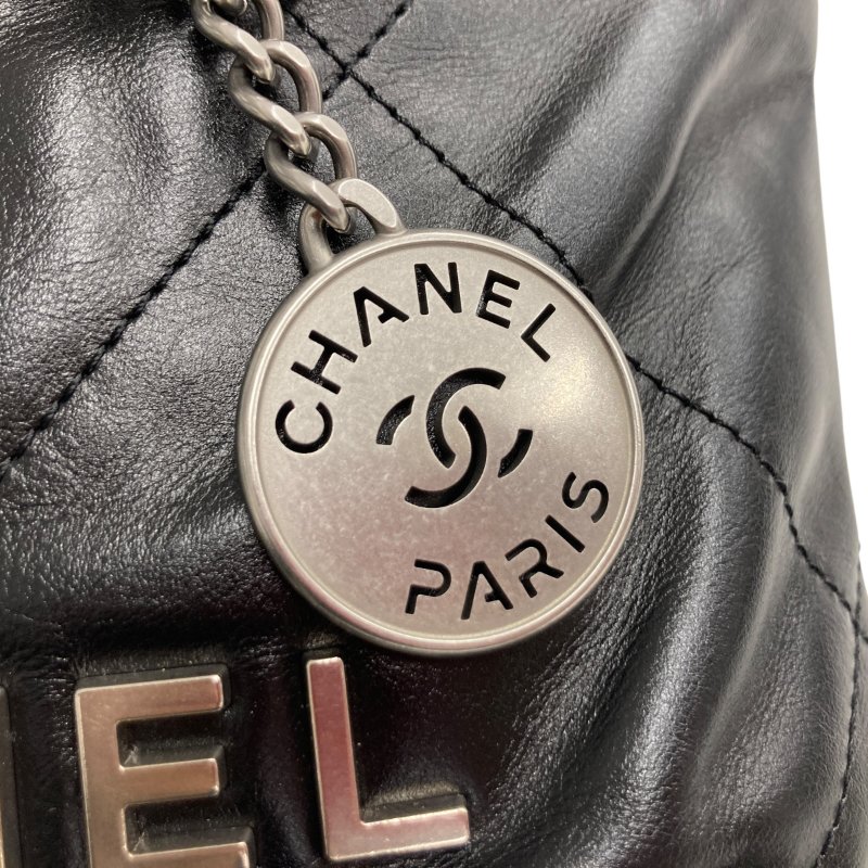 CHANEL 香奈兒 22 MINI 流浪側背包 亮面小牛皮 黑色 銀釦-11