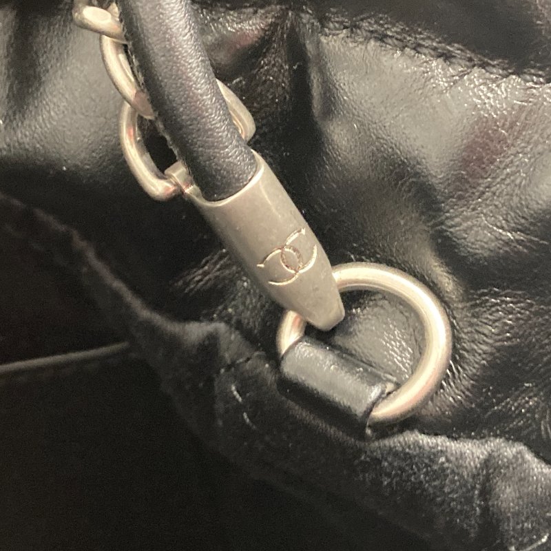 CHANEL 香奈兒 22 MINI 流浪側背包 亮面小牛皮 黑色 銀釦-14