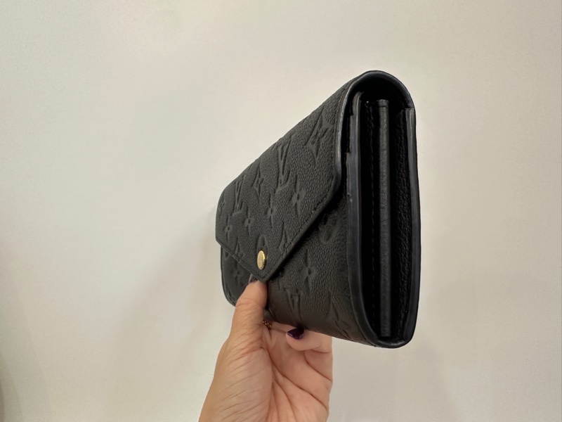 Lv 黑壓紋牛皮Sarah 16卡長夾-1